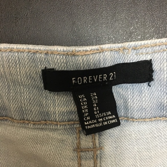 Size 2 Forever 21 Distressed Denim Shorts With Crochet Detail - Picture 3 of 3